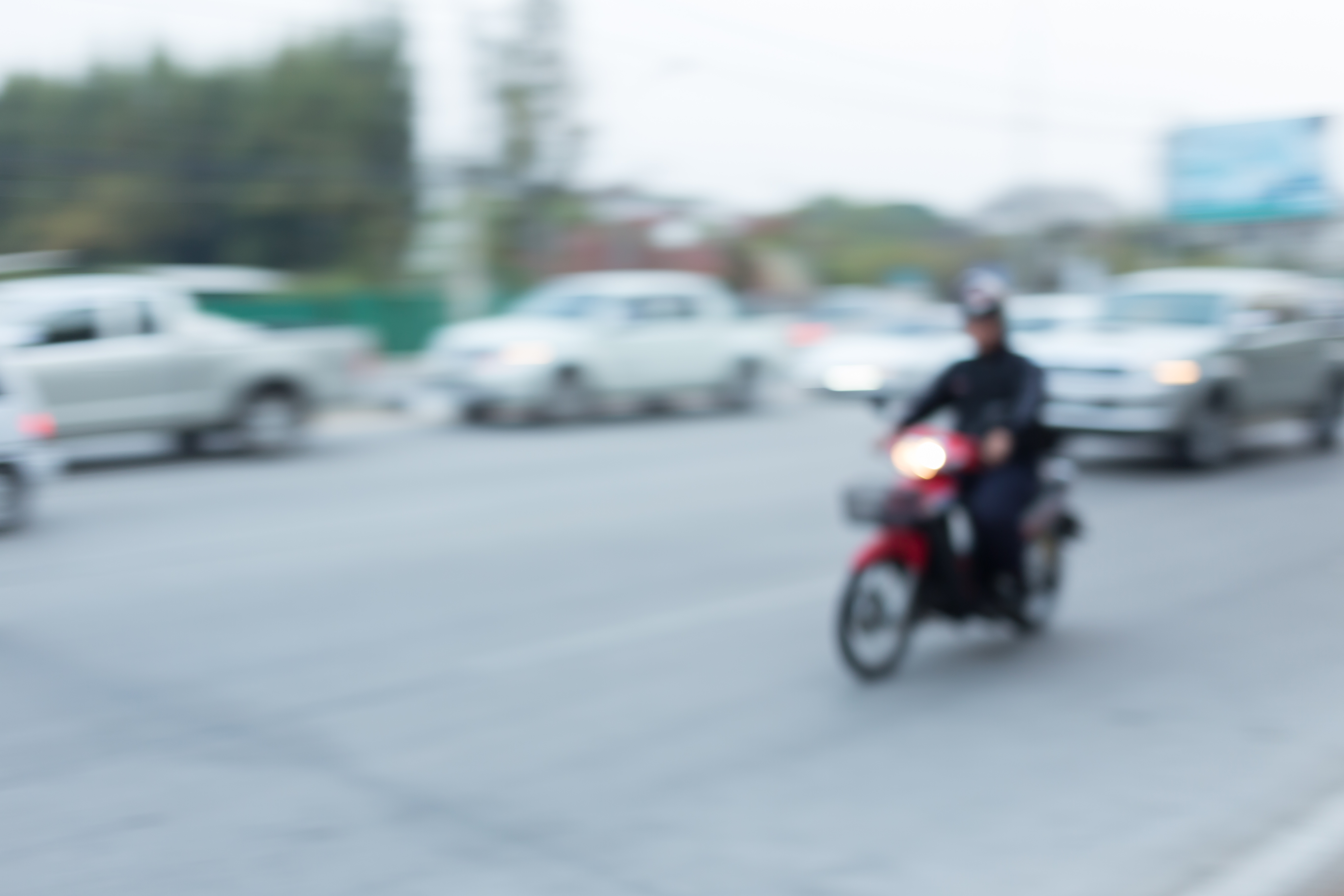 Imagem: motoqueiro em rua movimentada