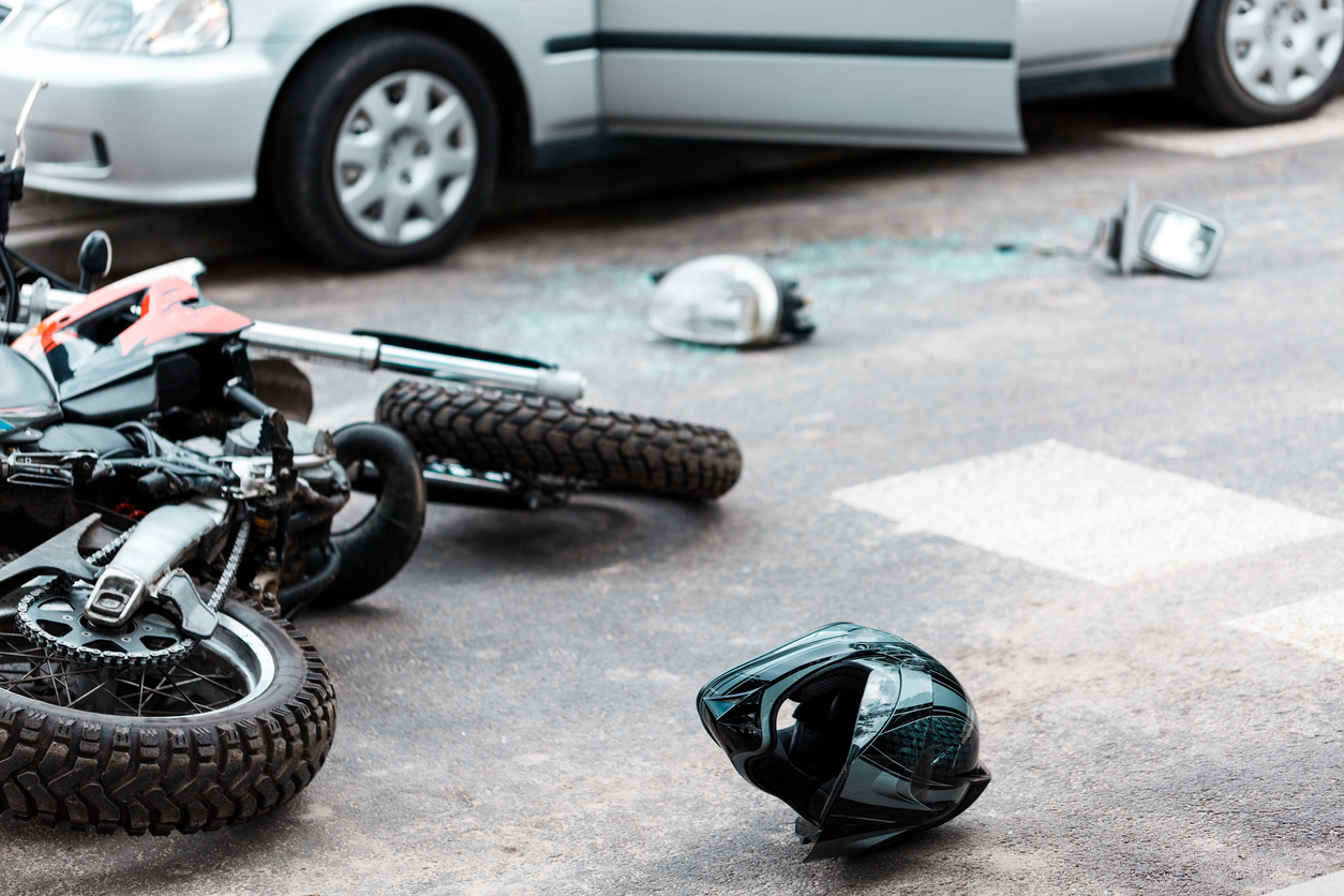 Imagem: moto após ao chão, após colidir com veículo