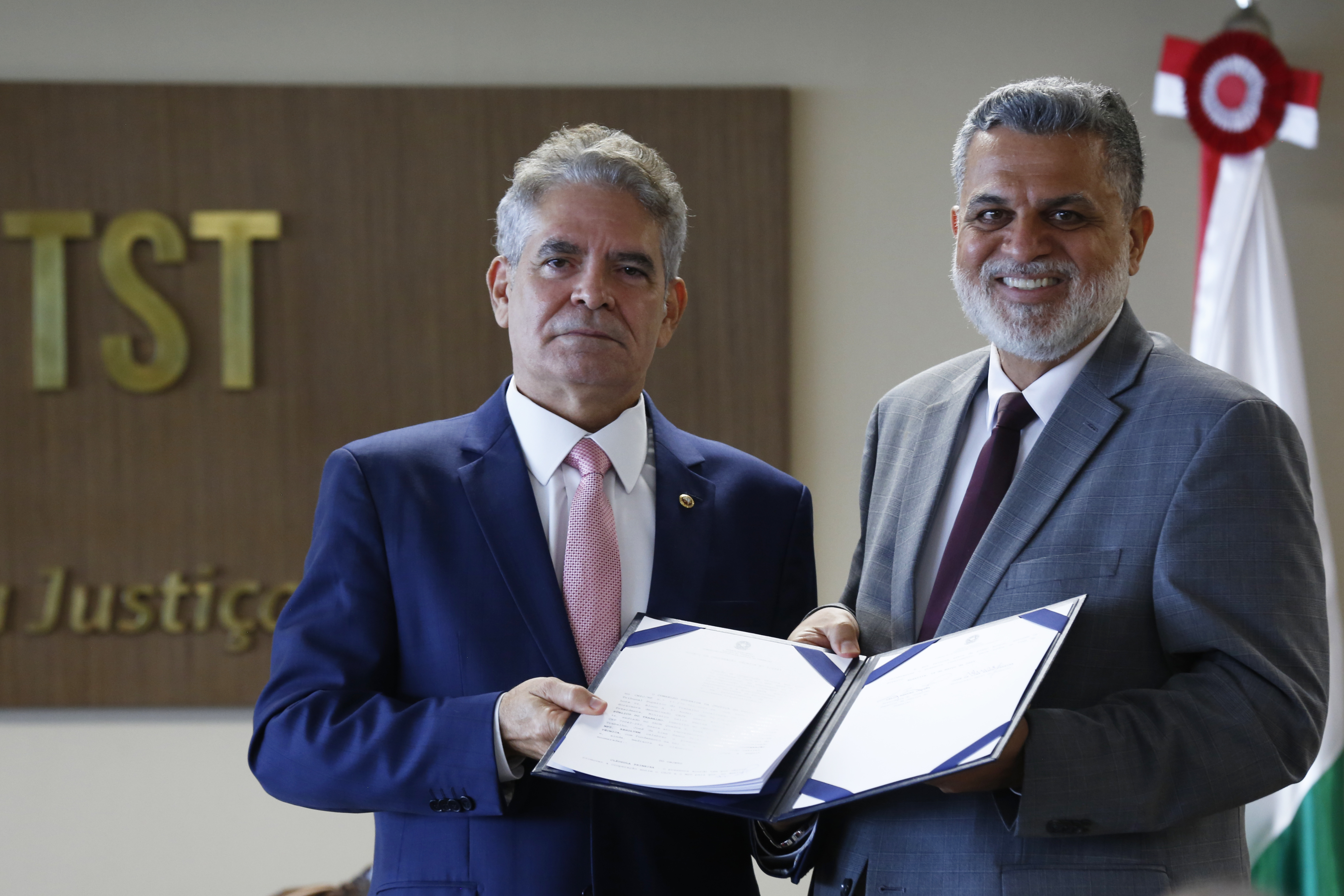 Ministro Lelio Bentes Corrêa (direita) e o procurador-geral do Trabalho, José de Lima Ramos Pereira (esquerda) com o acordo assinado. (Foto: Bárbara Cabral - Secom/TST)