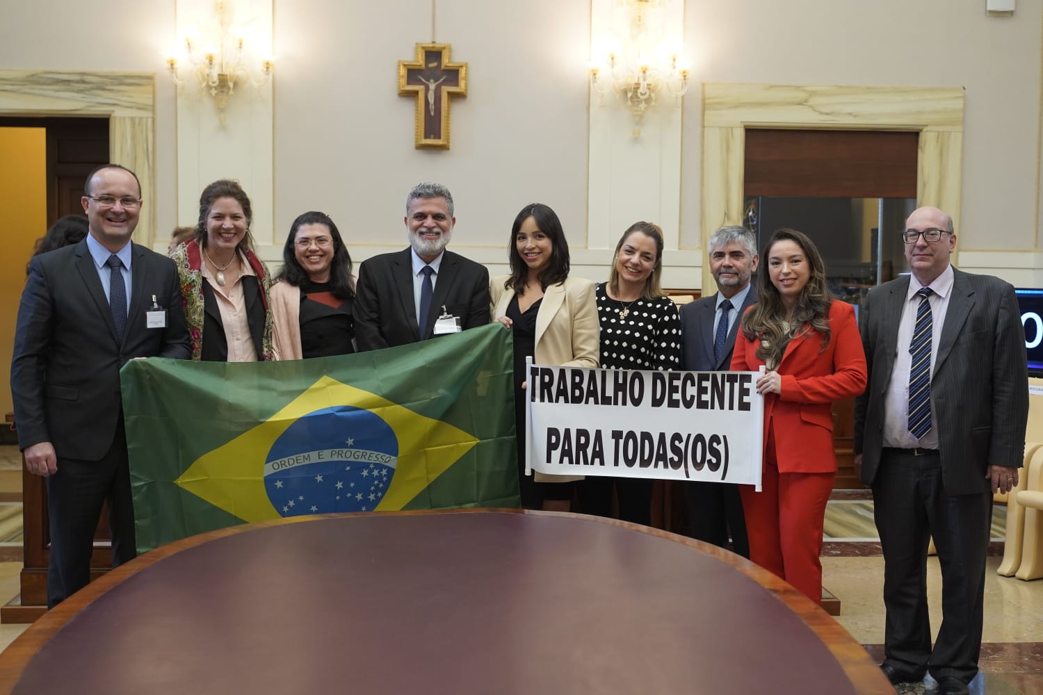 Juízes e juízas brasileiros e presidente do TST em encontro no Vaticano.
