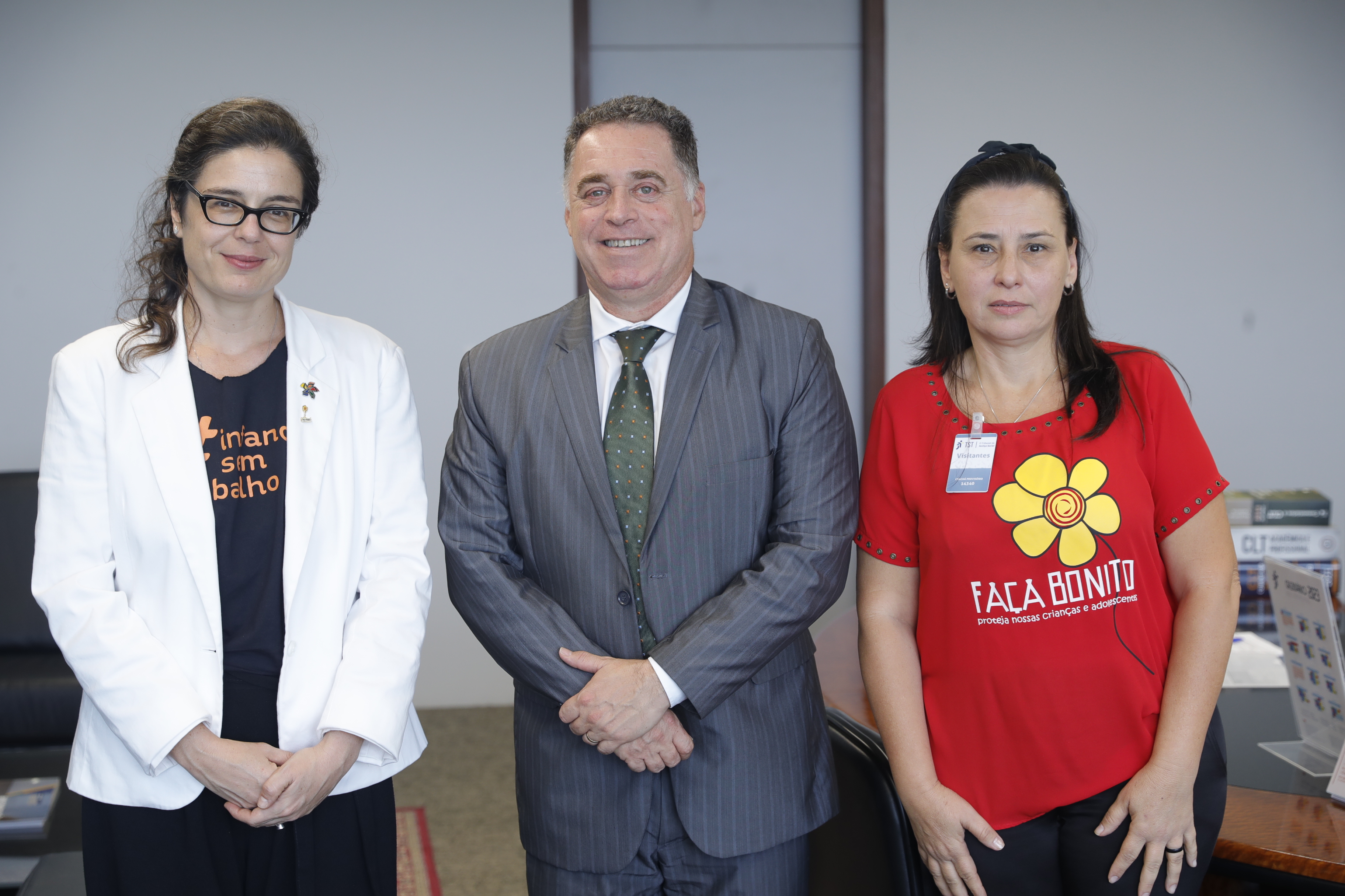 Ministro Evandro Valadão com as representantes do FNPETI, Katerina Volcov (esquerda) e Faça Bonito, Karina Figueiredo (direita). (Foto: Felipe Sampaio - Secom/TST)