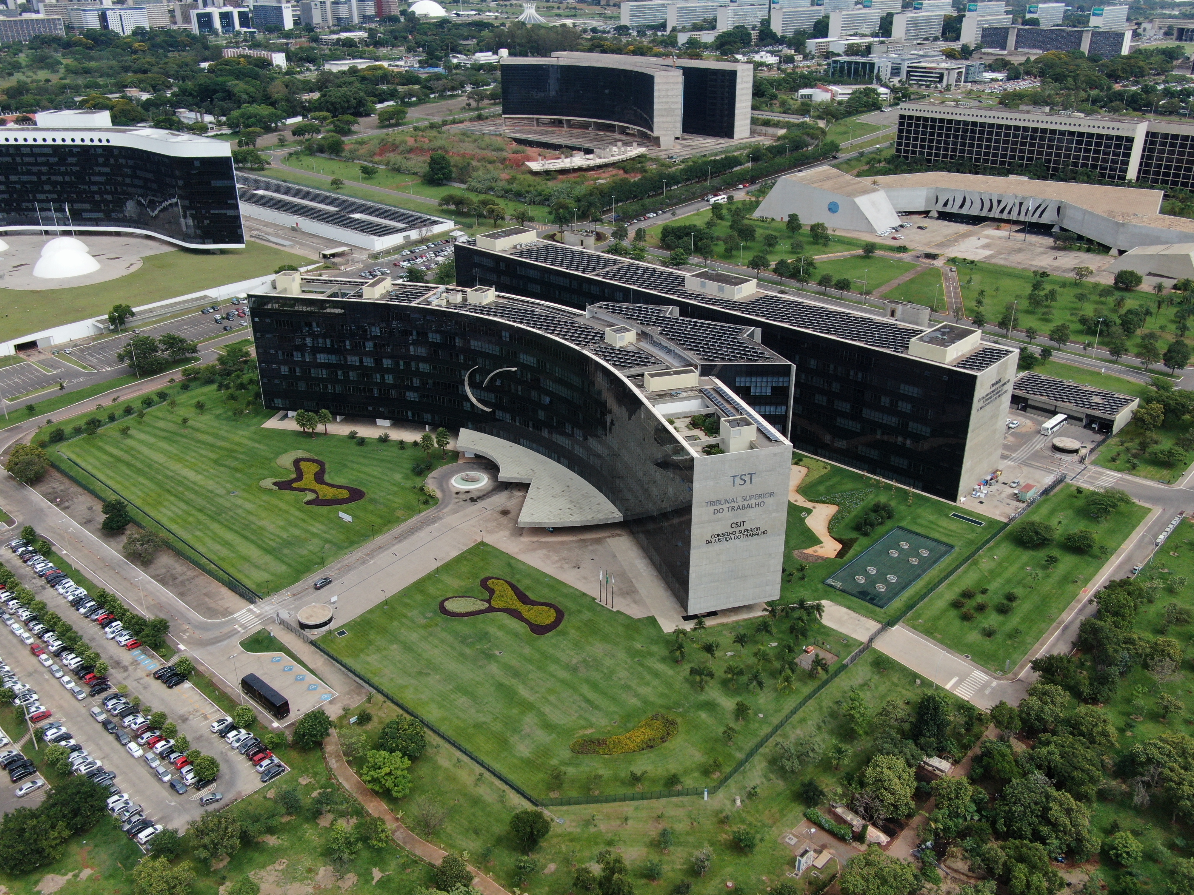 Foto aérea do edificio-sede do TST e do CSJT. (Foto: Secom/TST)