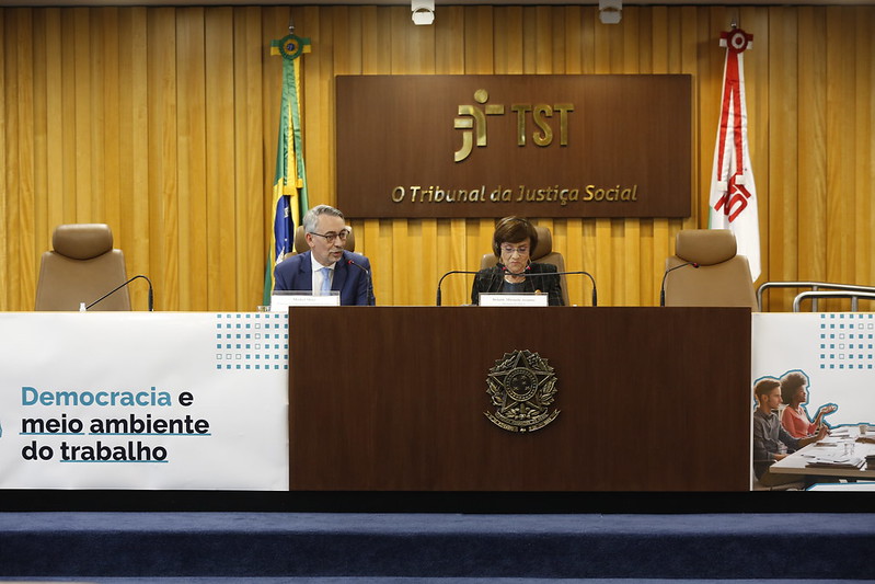Professor Michel Miné e ministra do TST Delaide Miranda Arantes (presidente de mesa da conferência). (Foto: Bárbara Cabral - Secom/TST)