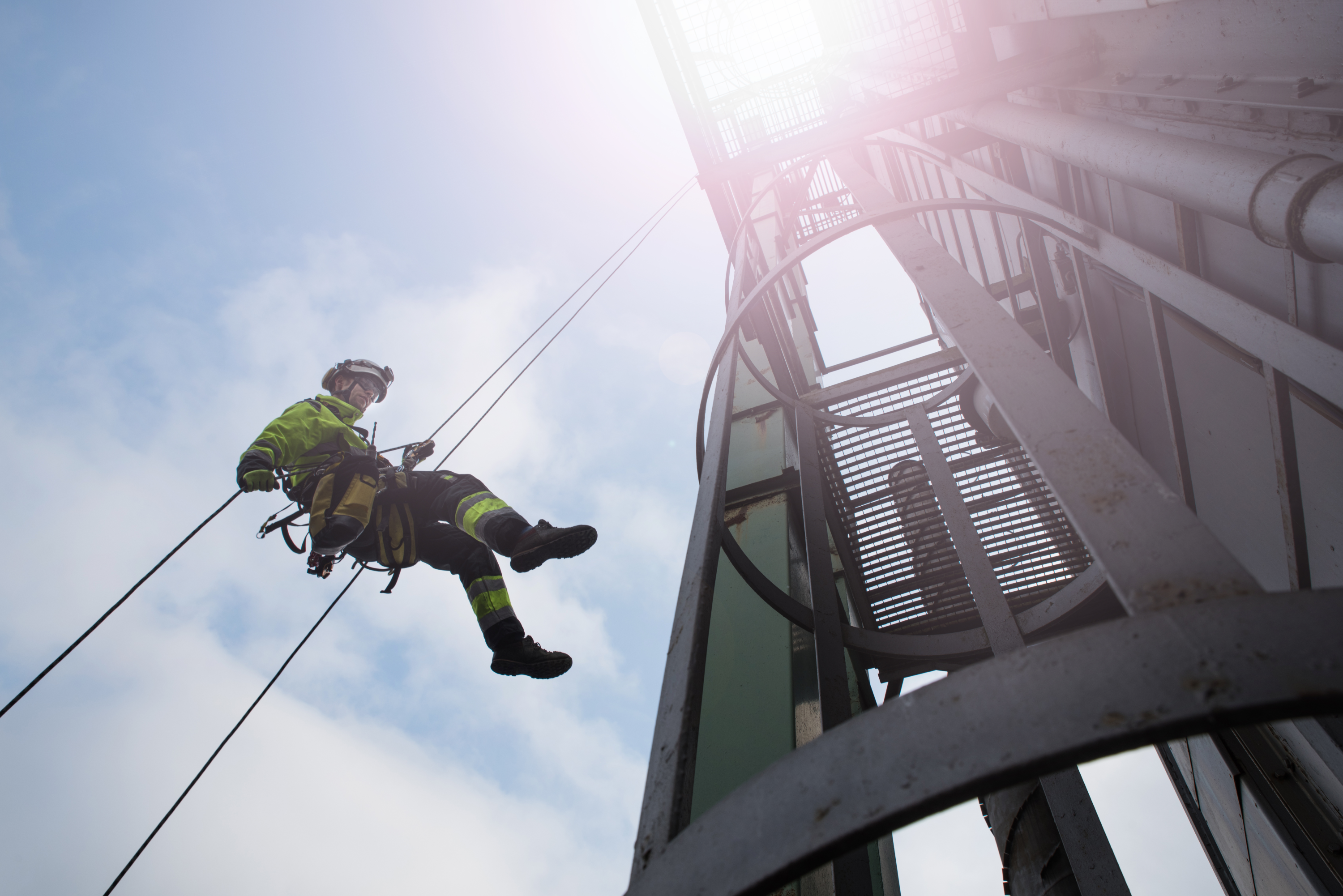 Trabalhador com equipamento de segurança em rapel de alto da torre. (Foto: divulgação)