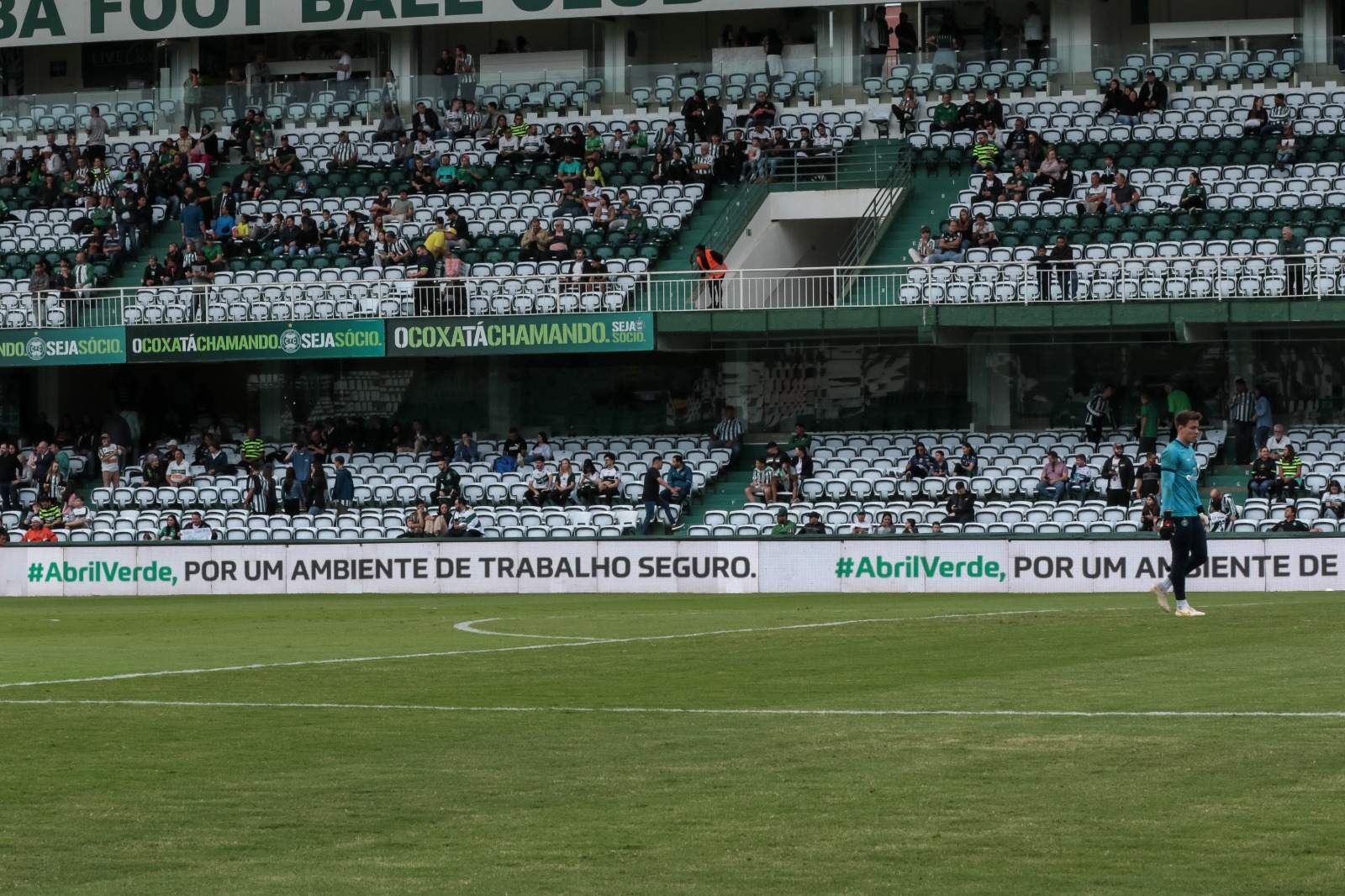 Placas de lead ao redor dos campos dos series A e B apresentaram mensagens de conscientização sobre o ambiente de trabalho. (Foto: Foto FC)