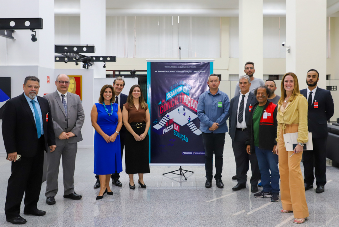 Na imagem, membros presentes na conciliação