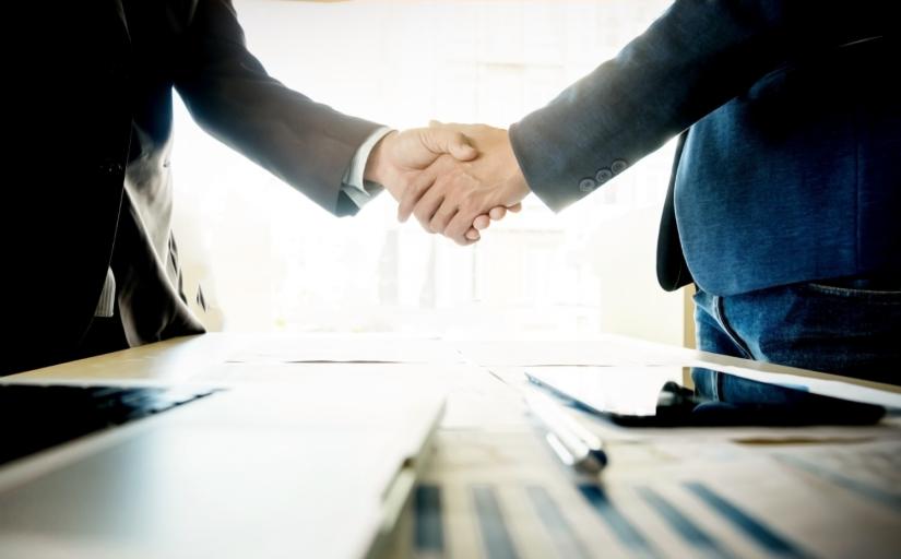 Na imagem, pessoas se cumprimentando