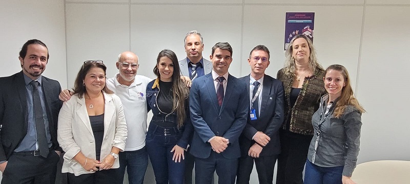 Na imagem, representantes do Sindicato dos bancários e do Banco do Brasil após celebração do acordo, com a juíza Andrea Morais e a conciliadora Carolina Tercariol 