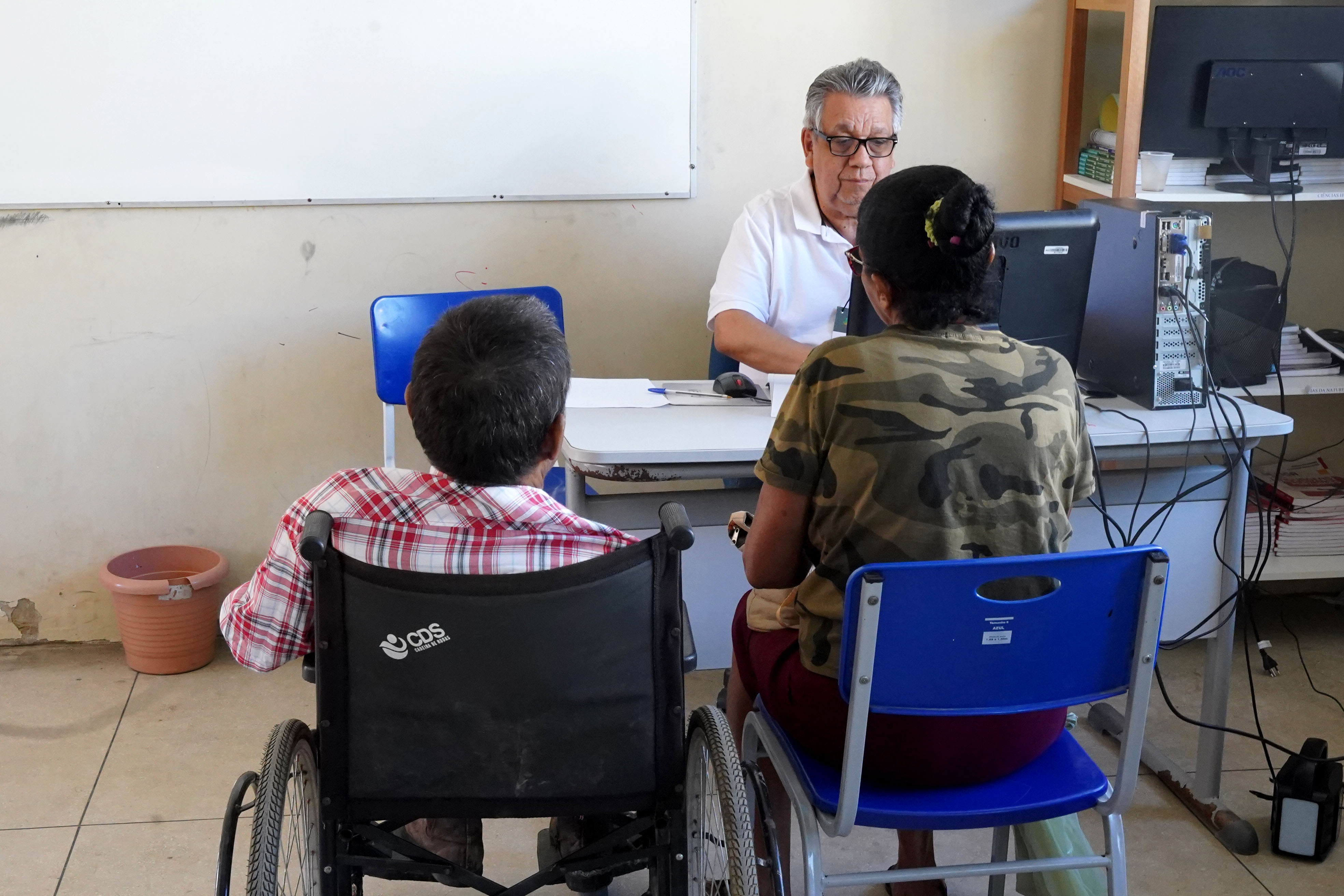 Mãe e filho o cadeirante são atendidos na Justiça Itinerante Cooperativa da Amazônia Legal. Foto: Luiz Silveira/CNJ