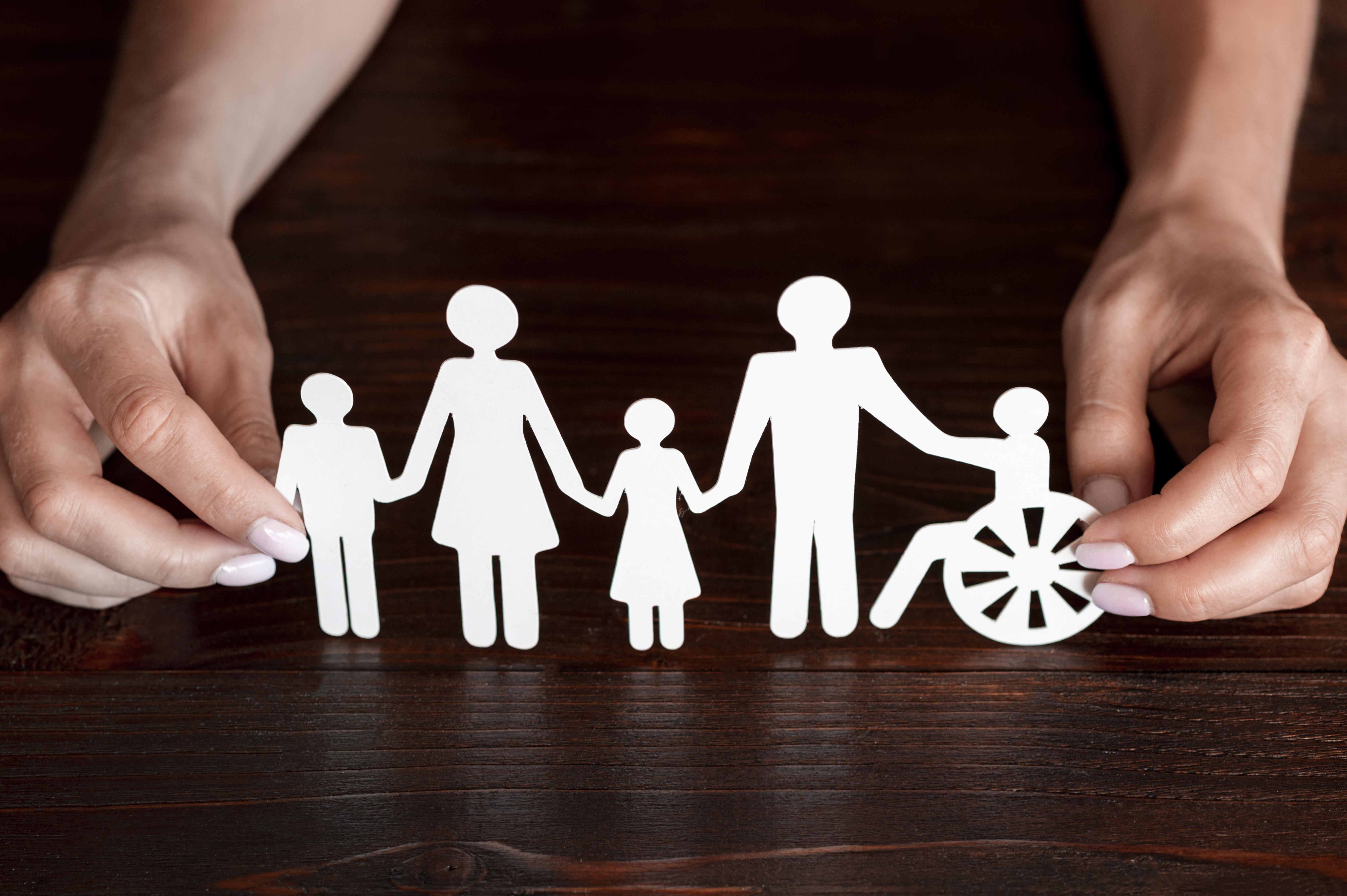 Recorte de papel com o formato de diferentes pessoas, incluindo uma em cadeira de rodas. (Foto: Free Pik)