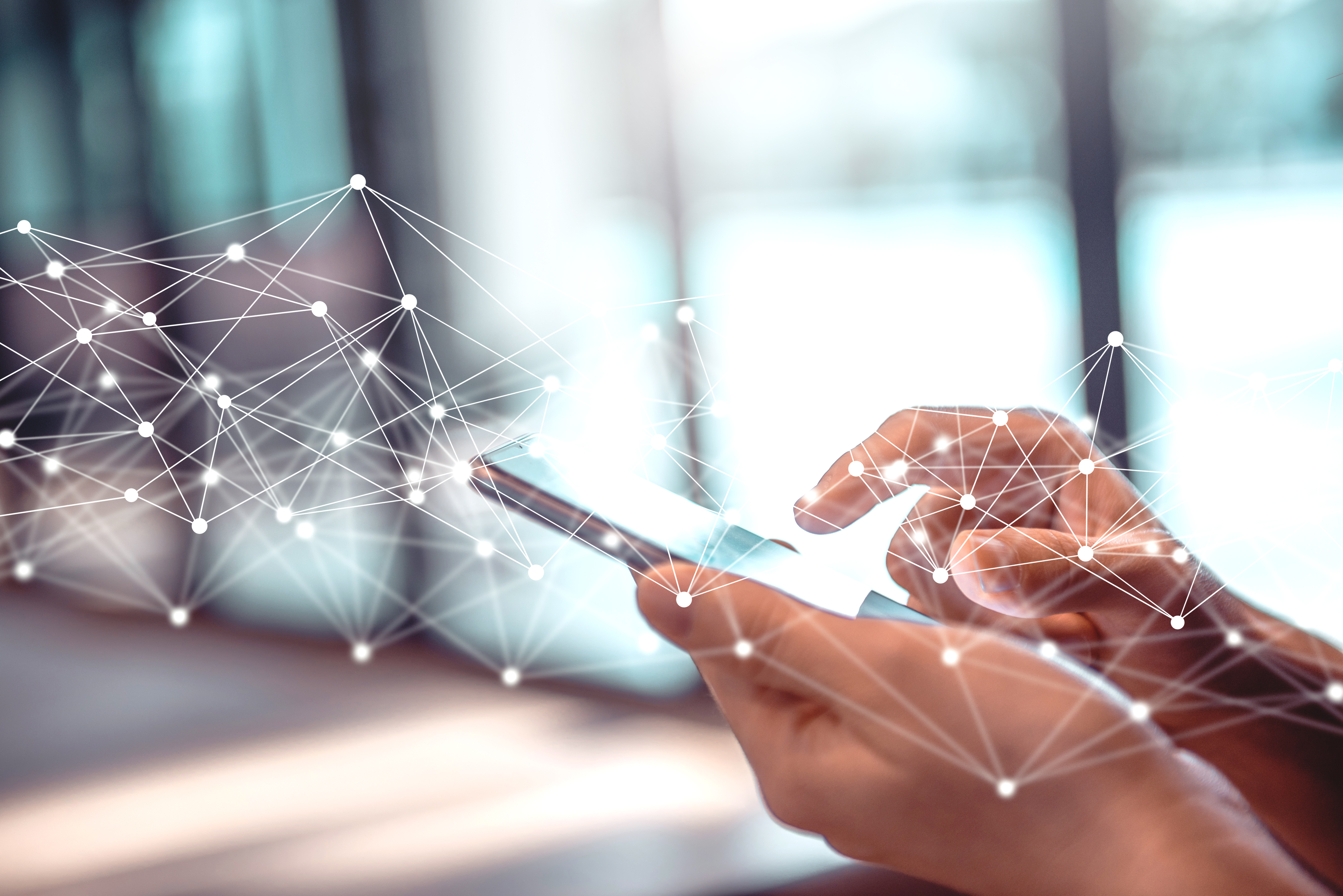 Na imagem, pessoa usando celular, ao redor ilustração de conexão 