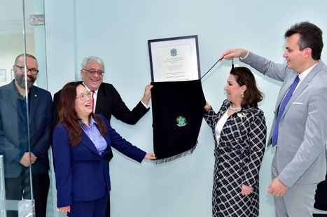 Na imagem, descerramento da placa de inauguração das instalações do CEJUSCT-JT Cidade Alta