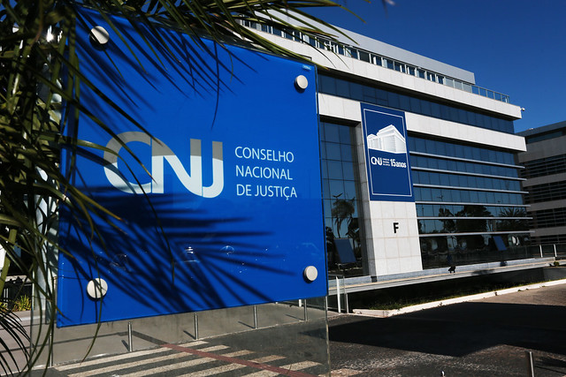 Foto em diagonal da fachada da sede do CNJ. (Foto: CNJ)