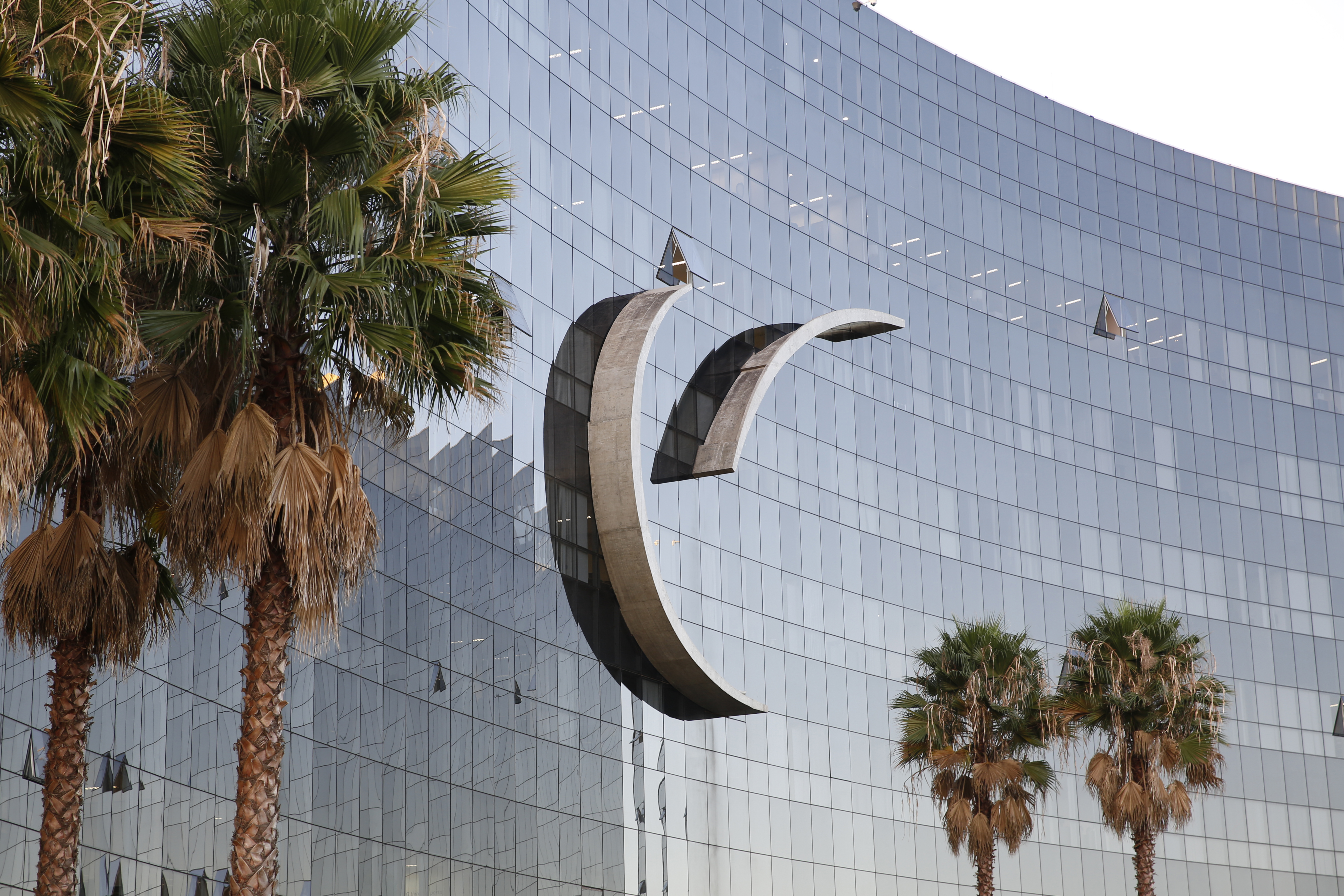 Foto da fachada espelhada do edificio-sede do TST e do CSJT. (Foto: Bárbara Cabral - Secom/TST)