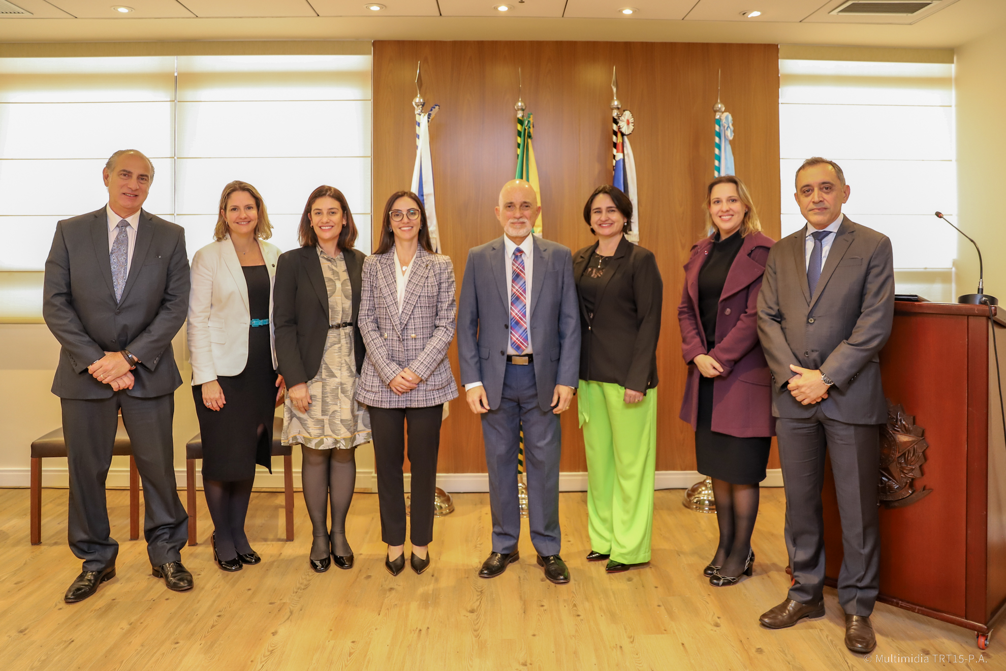 Na imagem, membros presentes no acordo