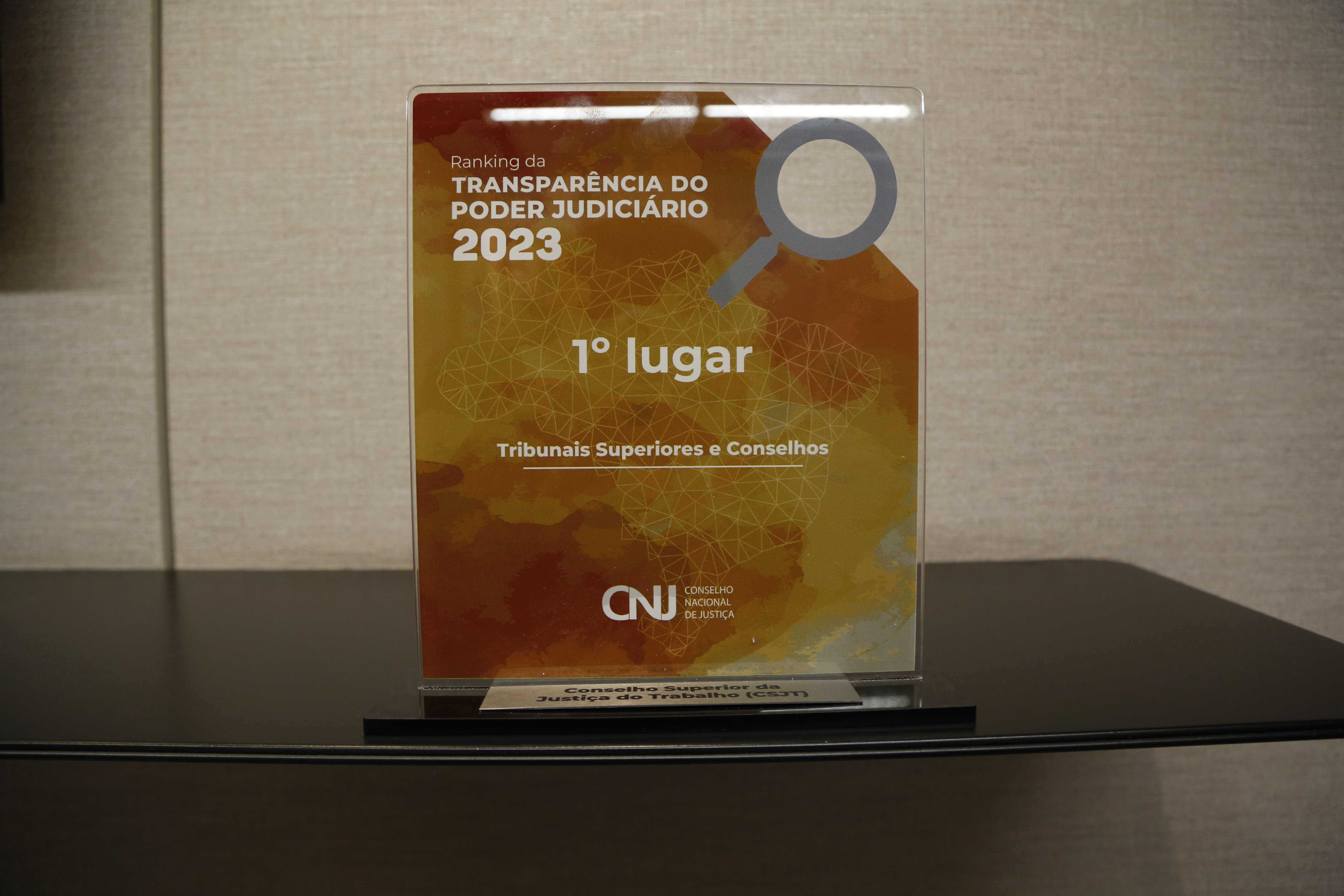 Foto do troféu da ranking Transparência do Poder Judiciário 2023. (Foto: Bárbara Cabral - Secom/TST)