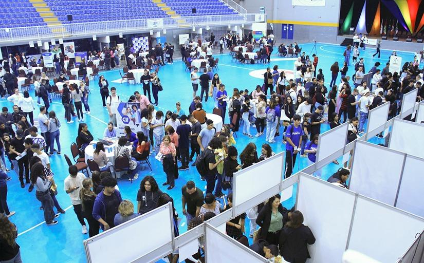 Centenas de jovens participaram do Feirão da Aprendizagem. (Foto: TRT-12)