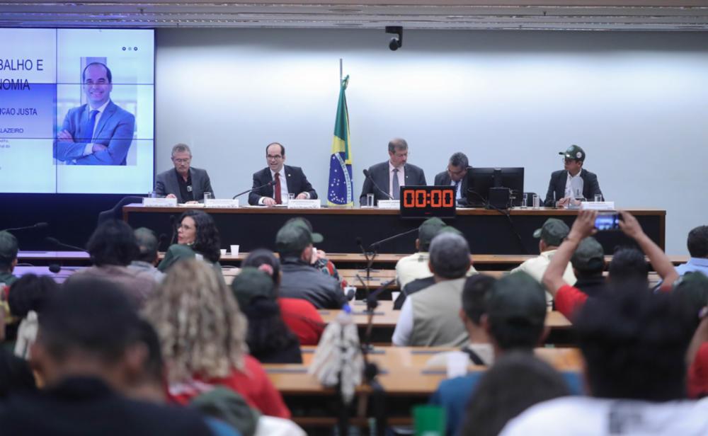 Ministro Alberto Balazeiro durante audiência pública na Comissão de Trabalho da Câmara dos Deputados. (Foto: Bruno Spada/Câmara dos Deputados)