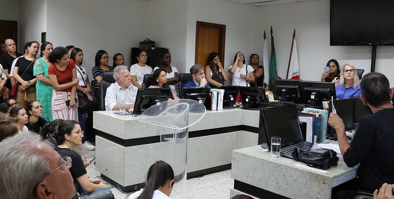 Na imagem, membros presentes na audiência