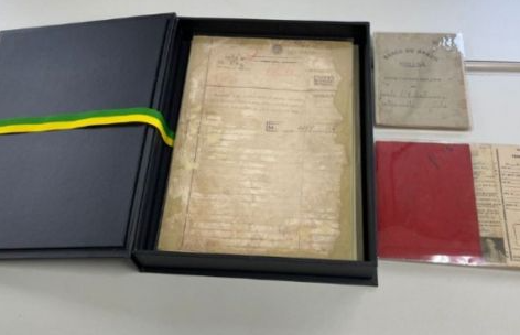 Na imagem, documento restaurado em caixa