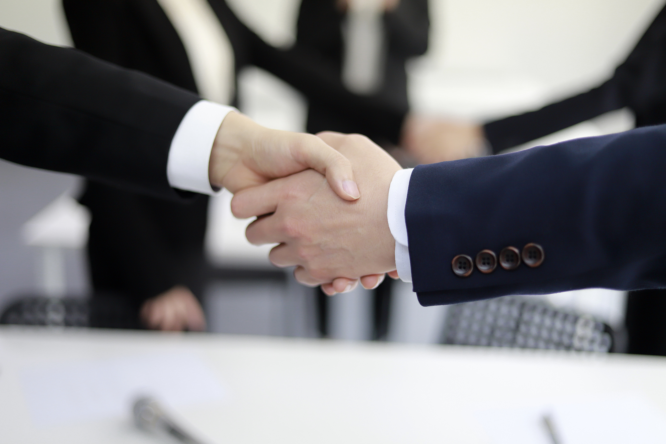 Na imagem, pessoas se cumprimentando