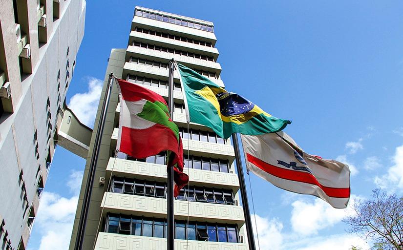 Na imagem, bandeiras em frente ao edifício-sede do TRT 12