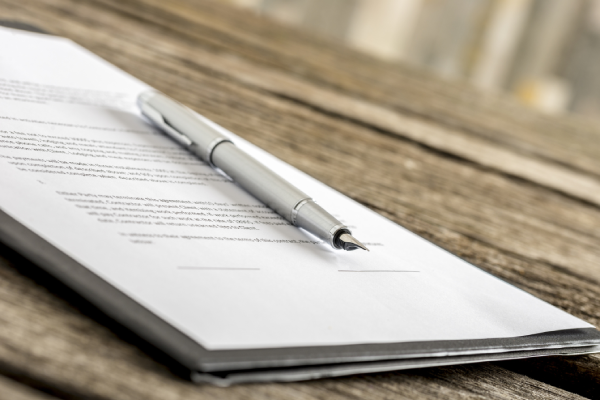 Contrato sob a mesa.