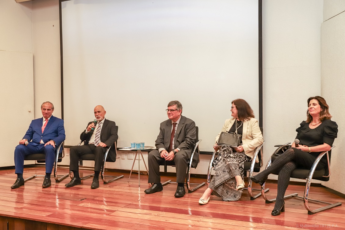 Na imagem, palestrantes presentes no evento