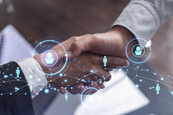 Na imagem, pessoas se cumprimentando. Sob as mãos, ícones de contatos com conexões 