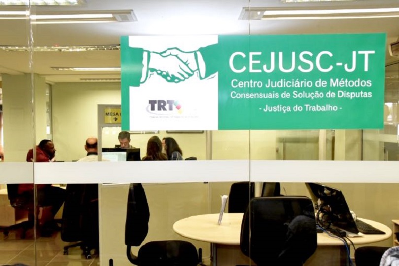 Na imagem, sala da Cejusc-JT onde estava acontecendo a homologação do acordo
