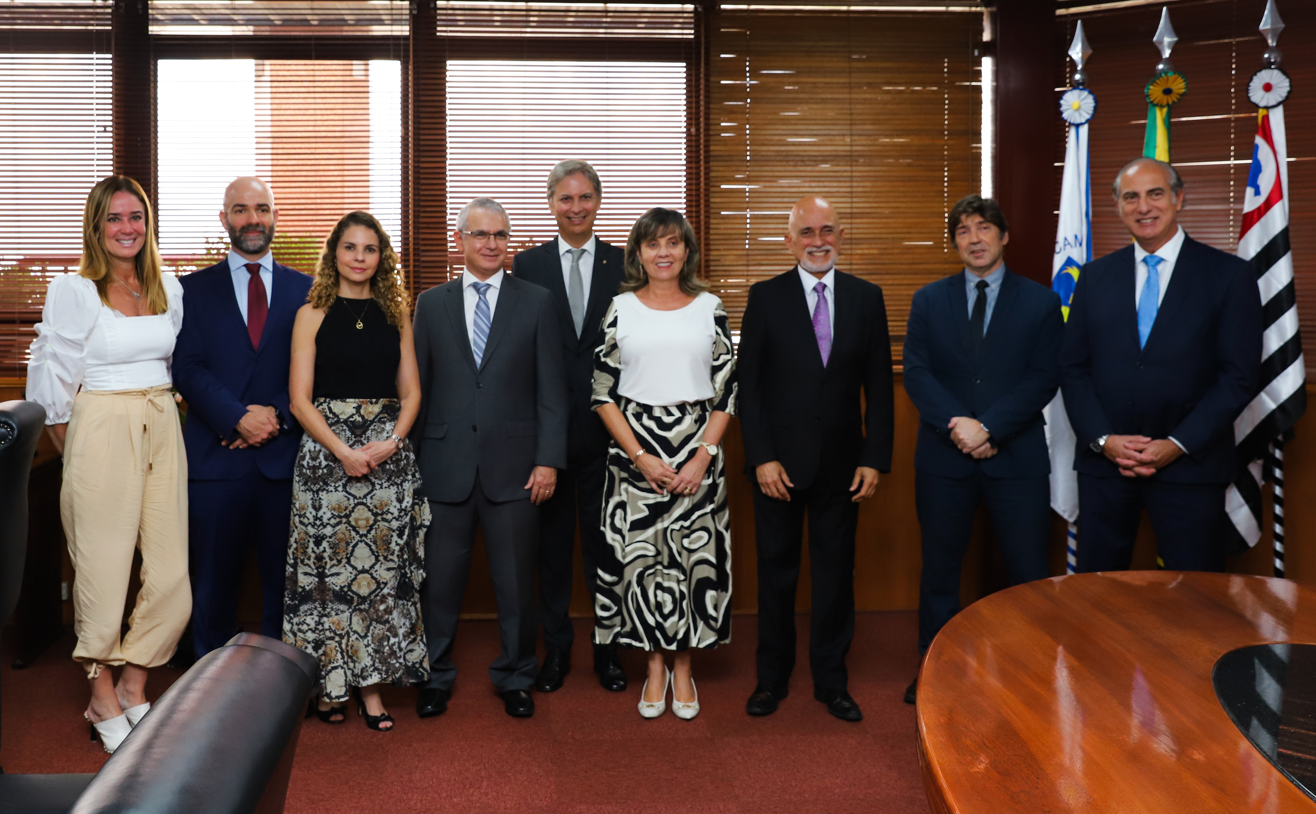 Na imagem, membros presentes na assinatura do termo