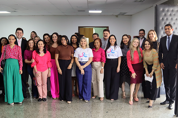 Na imagem, membros do TRT-22 e da Aatepi posando para foto