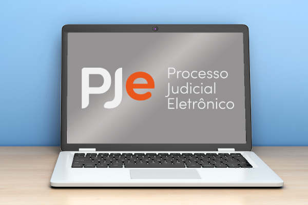Notebook com logo do PJe na tela