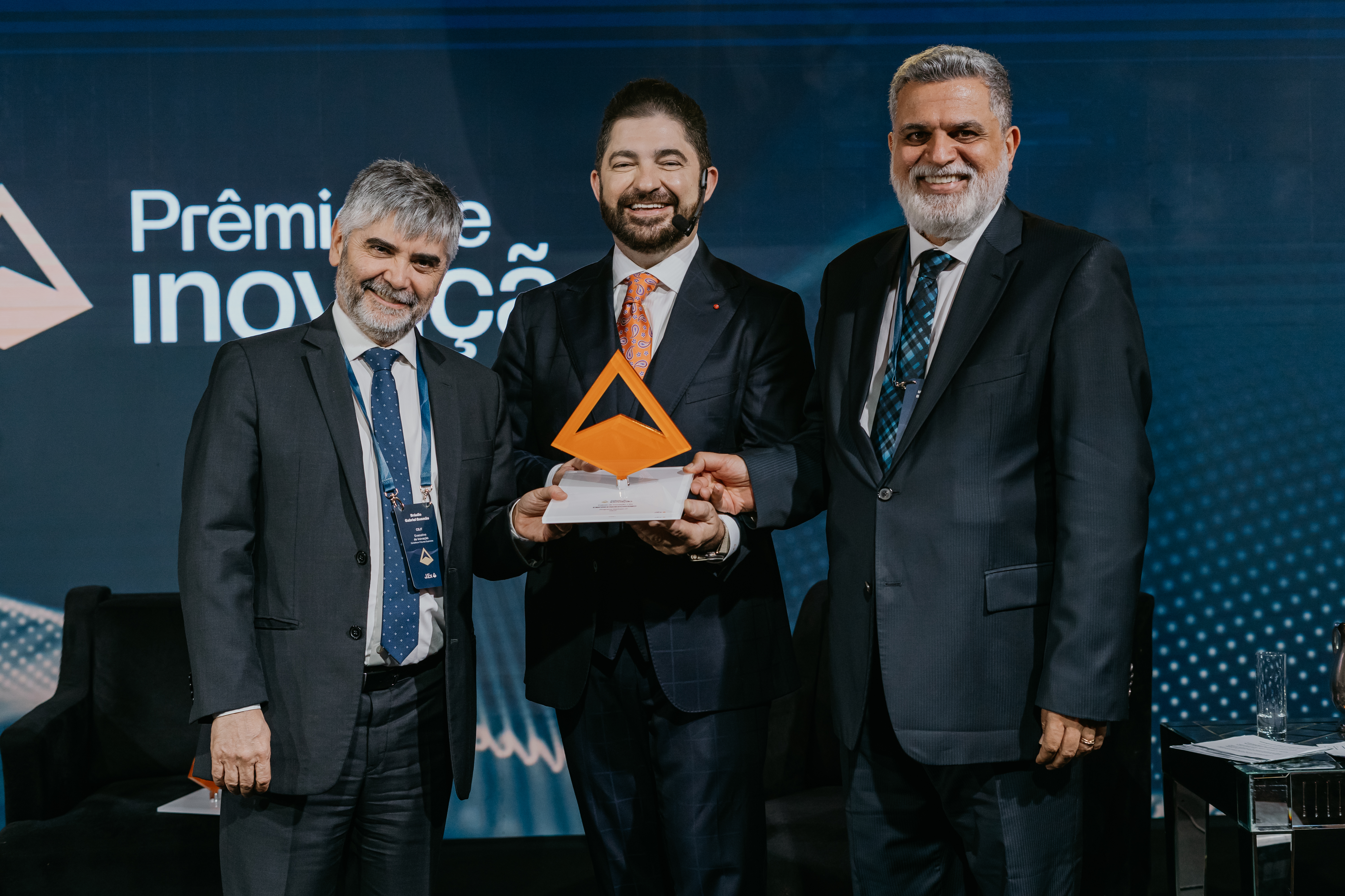 O prêmio foi recebido pelo presidente do TST e do CSJT, ministro Lelio Bentes Corrêa, e o secretário-geral do CSJT, juiz Bráulio Gusmão. (Foto: J.Ex)