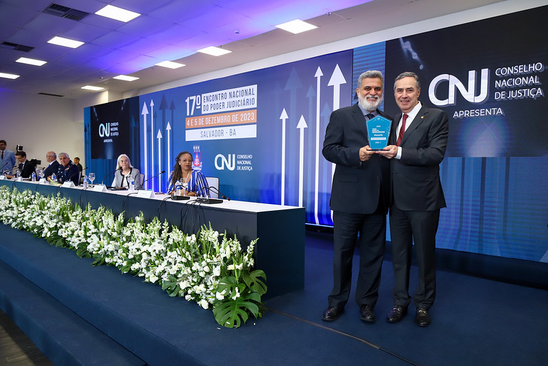 O ministro Lelio Bentes recebeu o prêmio da categoria diamante conquistado pelo TST das mãos do presidente do STF e do CNJ, ministro Luís Roberto Barroso. (Foto: Luiz Silveira/Ag. CNJ)