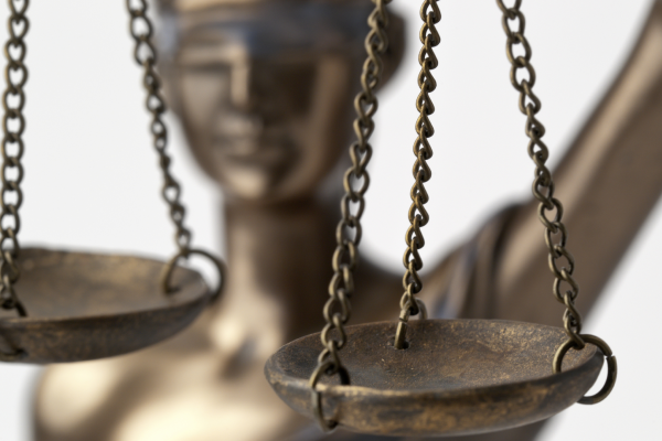 Foto com zoom nas balanças da estatua da Justiça