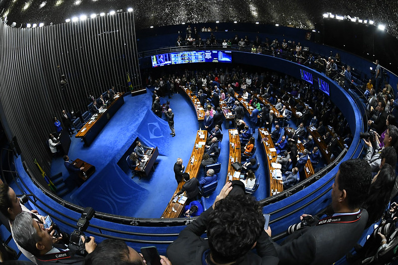 Foto aérea do plenário do Senado Federal.