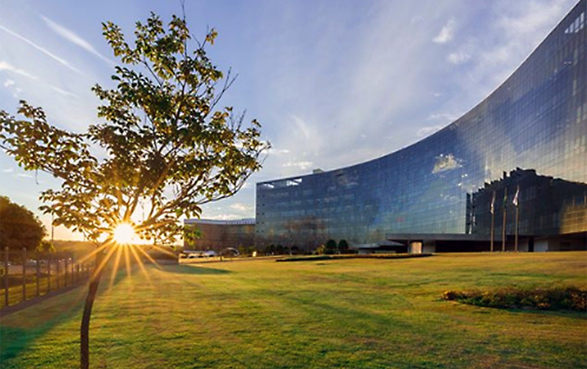 Fachada do TST em diagonal e o pôr-do-sol ao fundo.