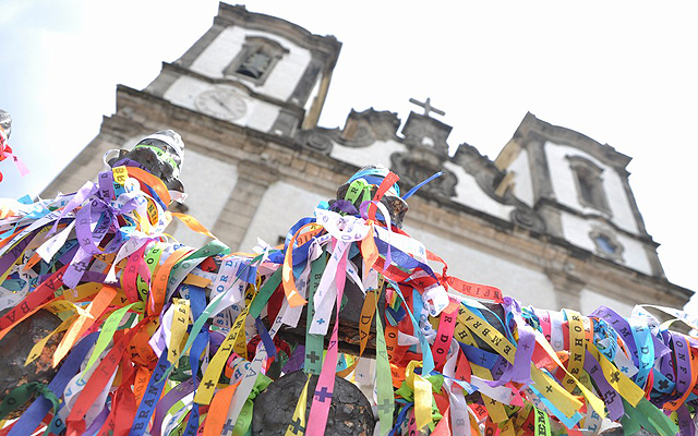 Foto de fitas do Senhor do Bomfim com a catedral em perspectiva ao fundo.