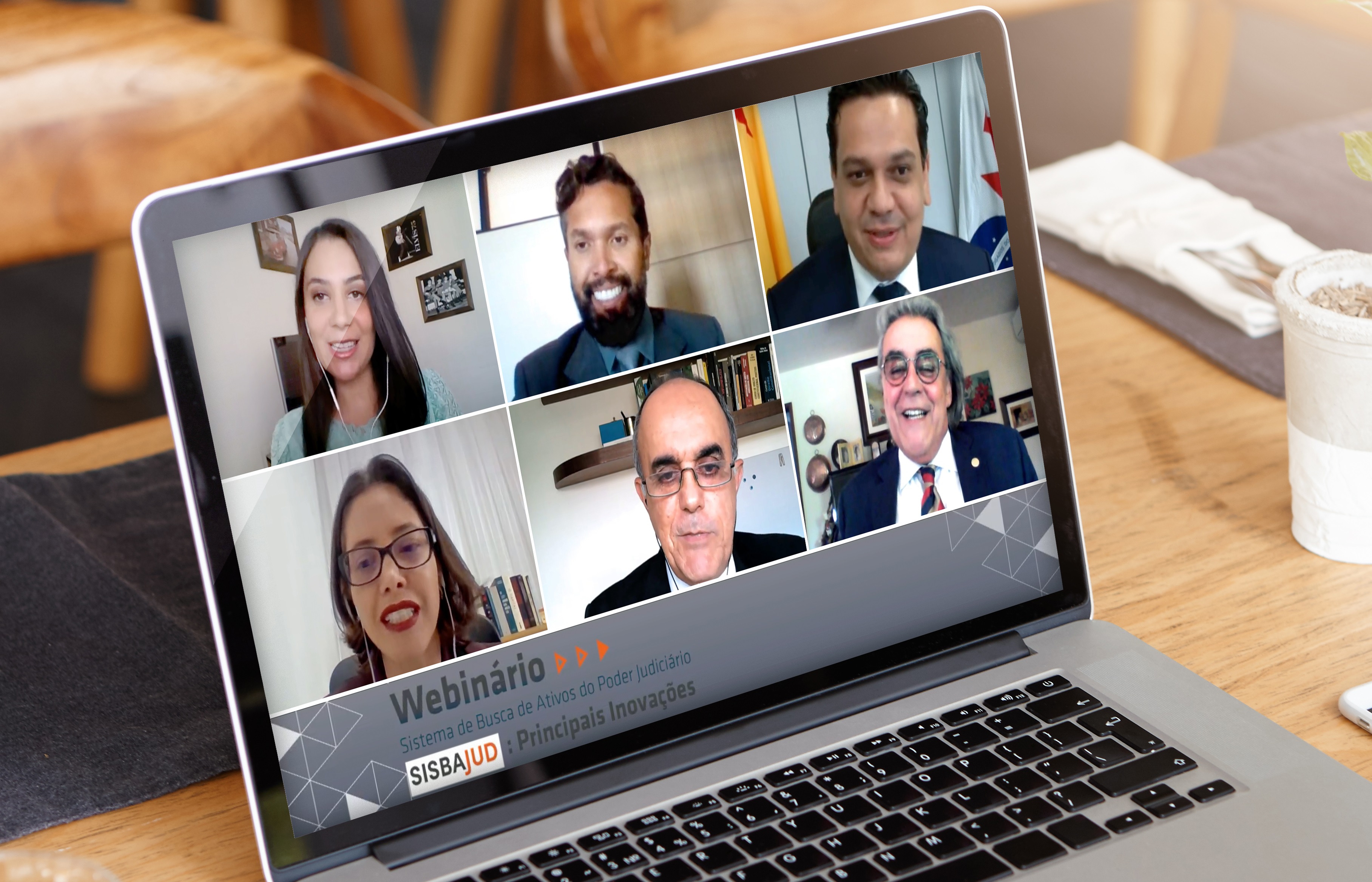 Notebook sobre a mesa com print na tela dos participantes do evento.