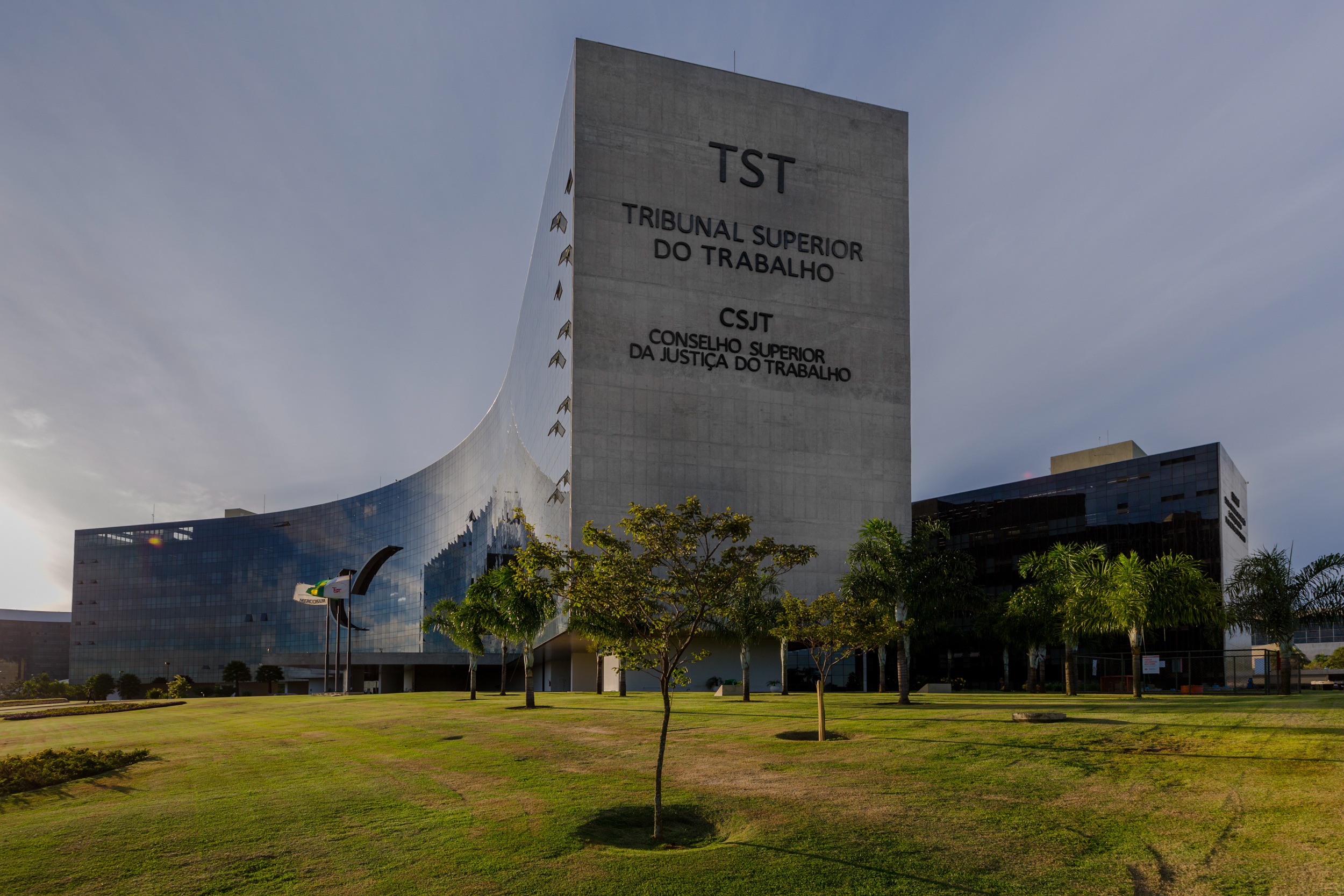 Imagem da fachada lateral do edifício-sede do TST e do CSJT