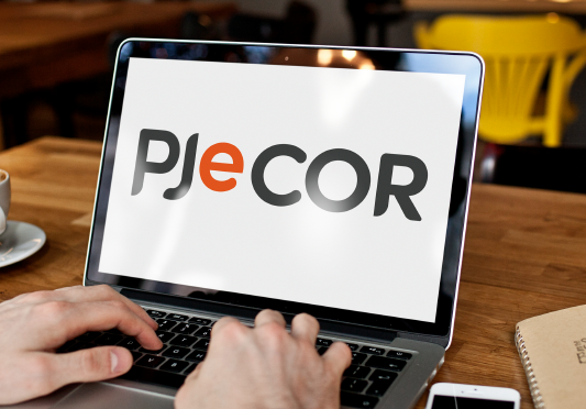 Tela de computador com a logo do PJeCor