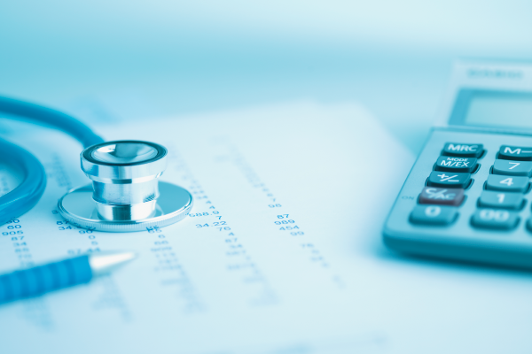 Prancheta com estetoscópio e calculadora