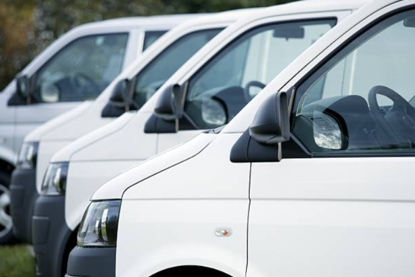 Frota de vans brancas enfileiradas