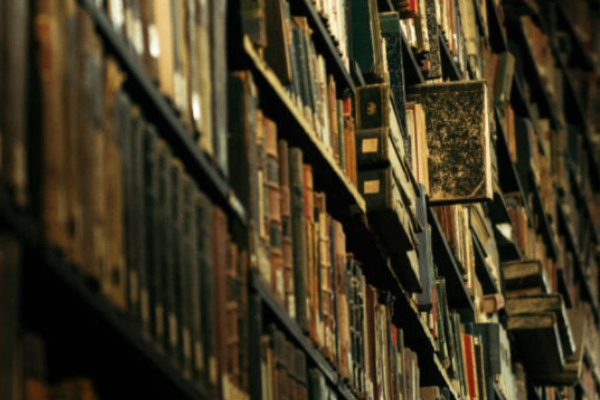 Estante com livros antigos