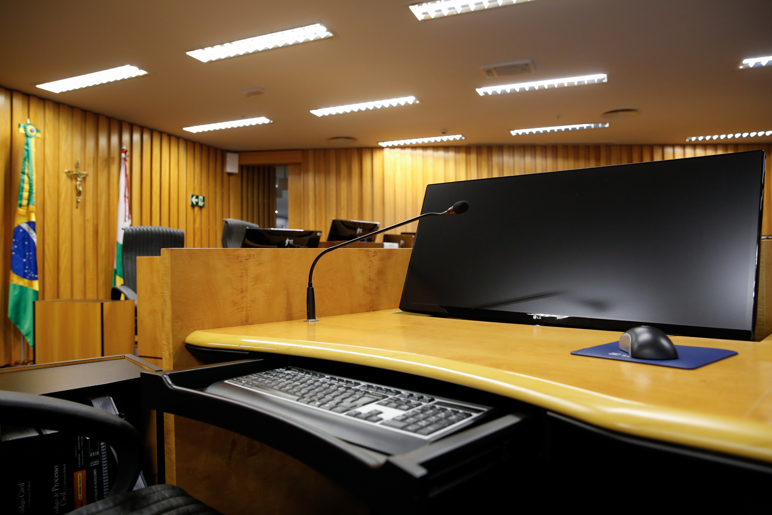 Monitor de computador em perspectiva na sala de sessão de julgamentos