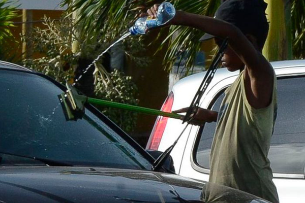 Adolescente lavando para-brisa de carro (foto: Valter Campanato/Agência Brasil)