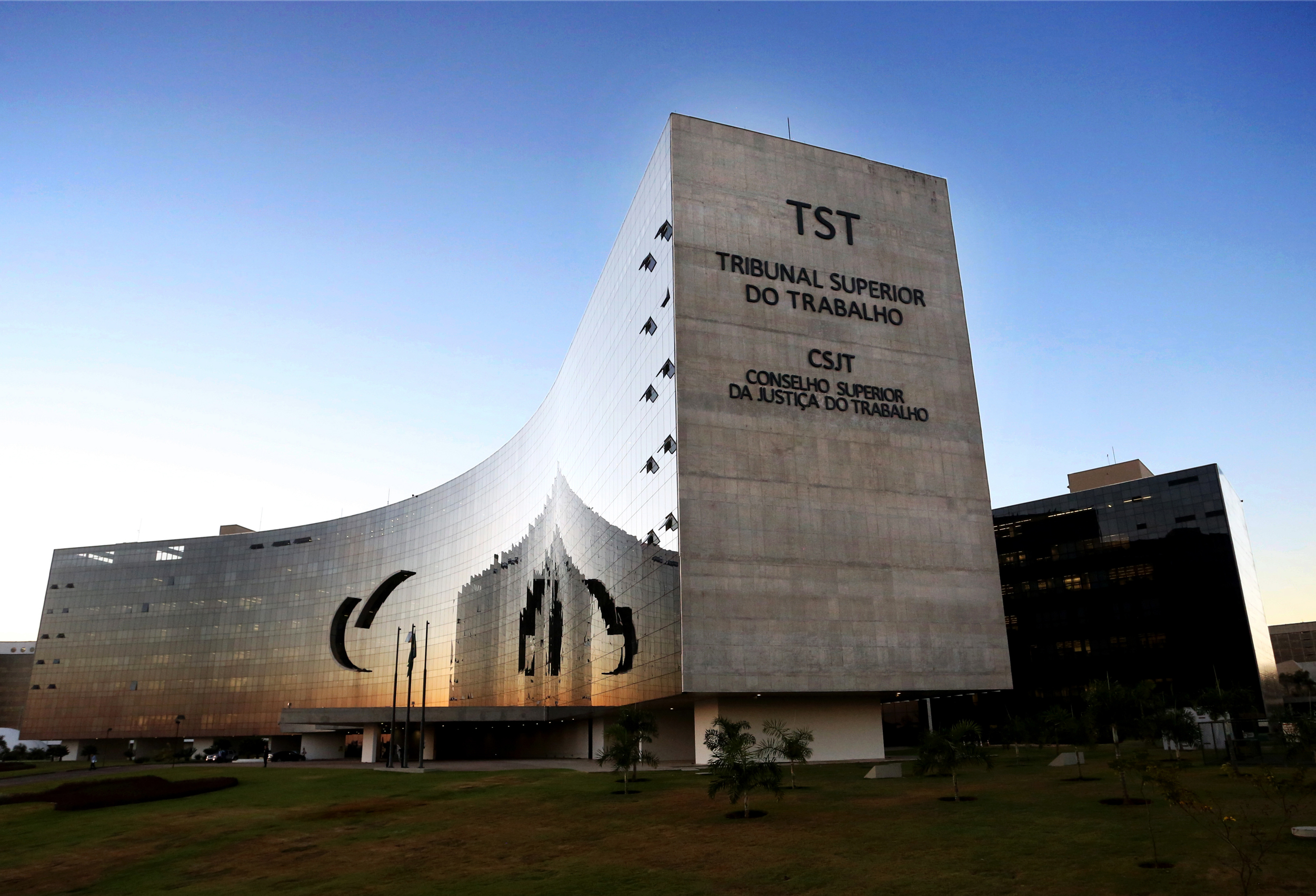 Fachada lateral do edifício-sede do TST e do CSJT. (Foto: Giovanna Bembom/TST)