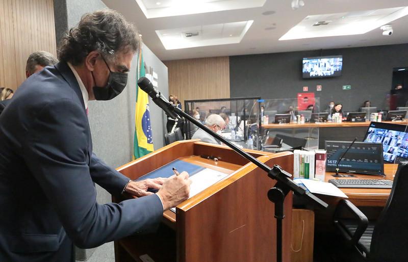 Ministro Vieira de Mello Filho assina termo de posse.