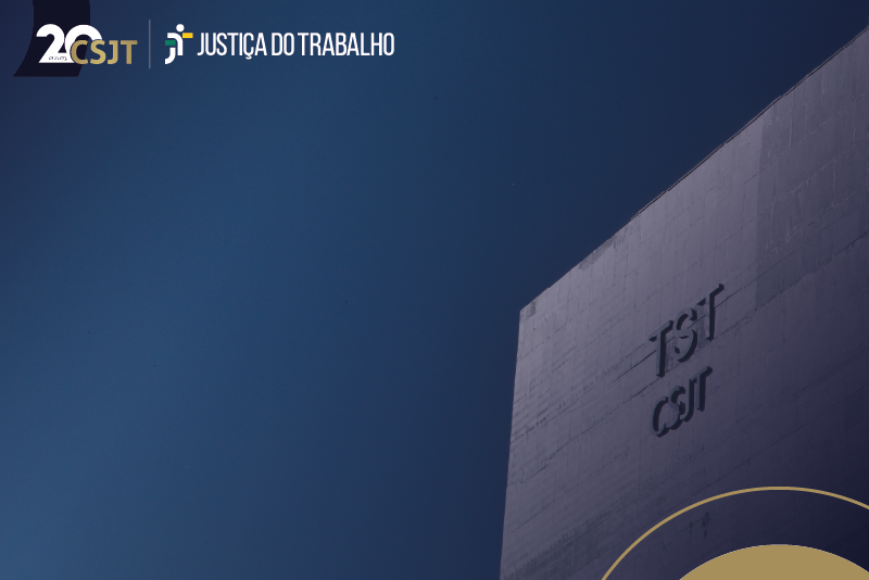 Foto artística do edifício-sede do TST e do CSJT. Na foto, a quina do prédio com as letras caixa de identificação do prédio com o fundo azul sem nuvens. Complementa a imagem as assinatura da marca comemorativa dos 20 anos do CSJT.
